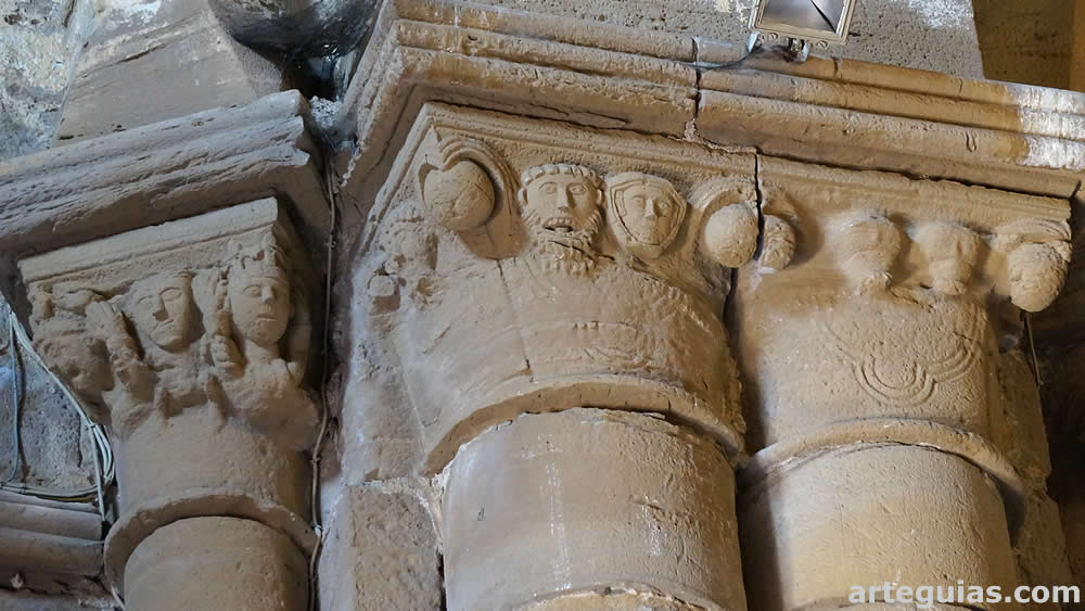 Capiteles de columnas cercanas a los pies de la iglesia
