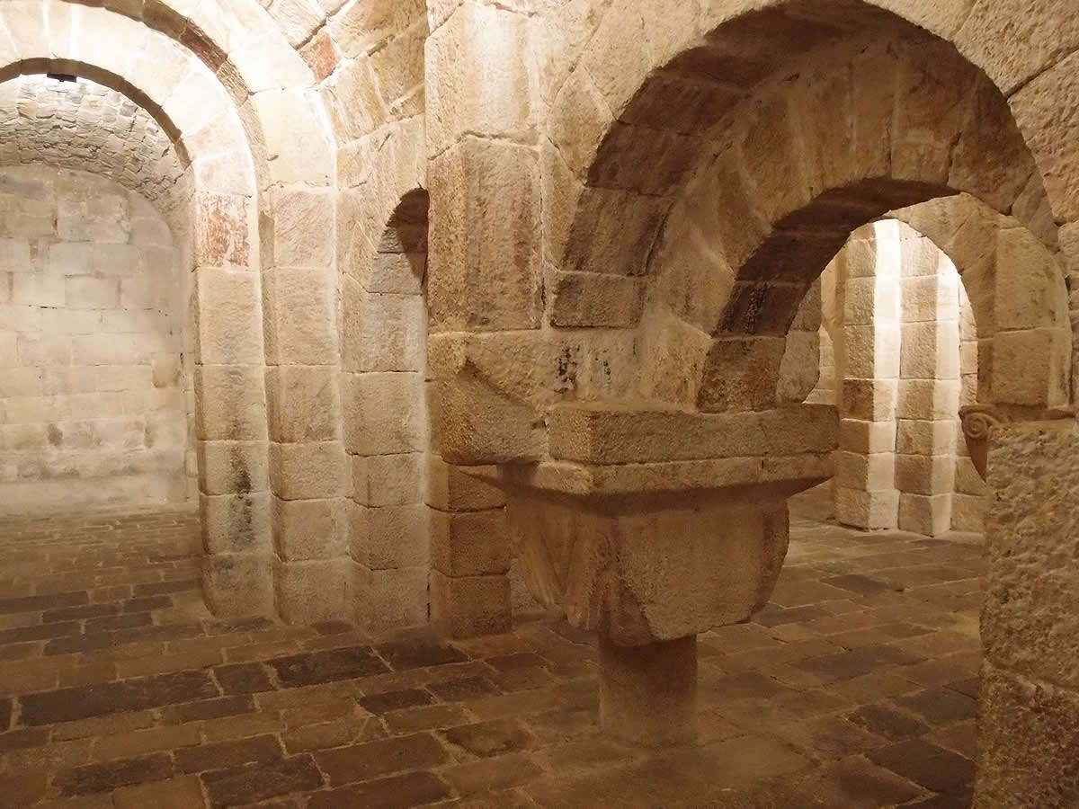 Cripta o iglesia baja