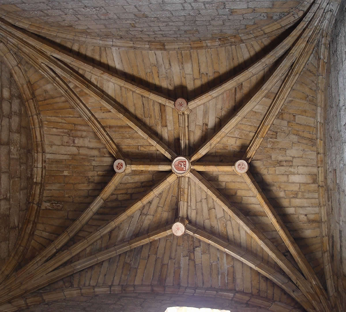 Crucer&iacute; g&oacute;tica con terceletes en la iglesia mon&aacute;stica