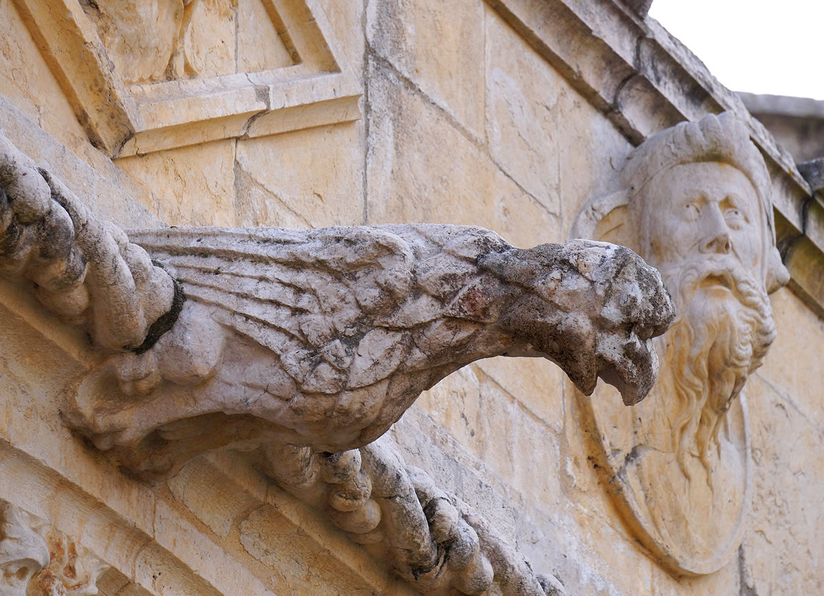Decoraci&oacute;n escult&oacute;rica del claustro alto