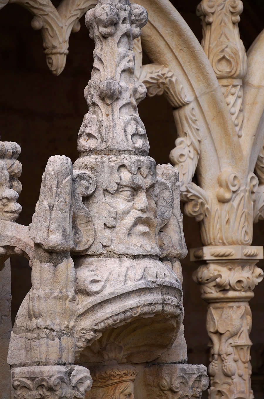 Detalle escult&oacute;rico del claustro