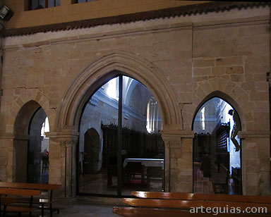 Divisi&oacute;n entre el transepto y el cuerpo de la nave de la iglesia, empleada como coro de las monjas