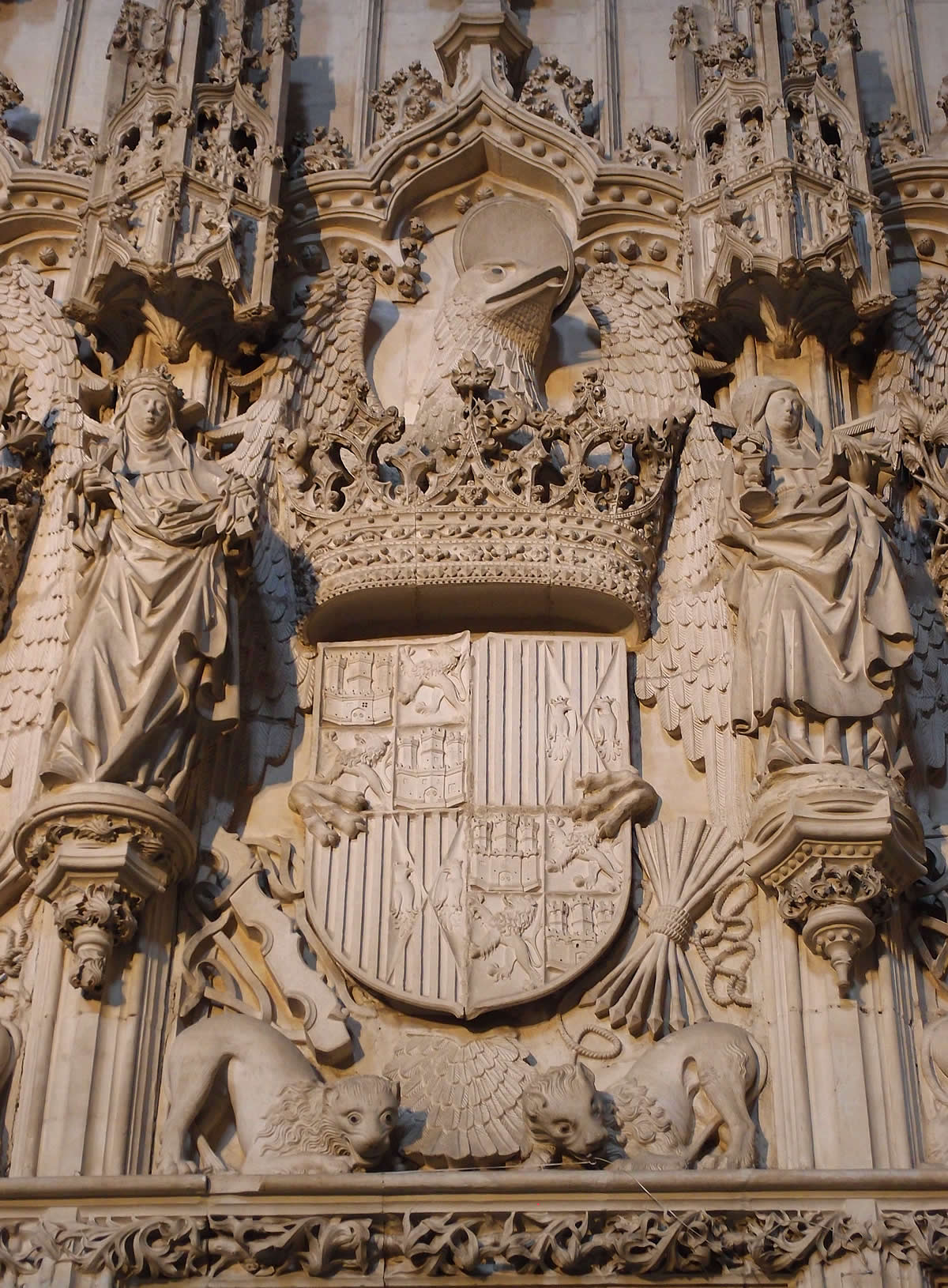 Escudo de los Reyes Cat&oacute;licos en la iglesia monacal