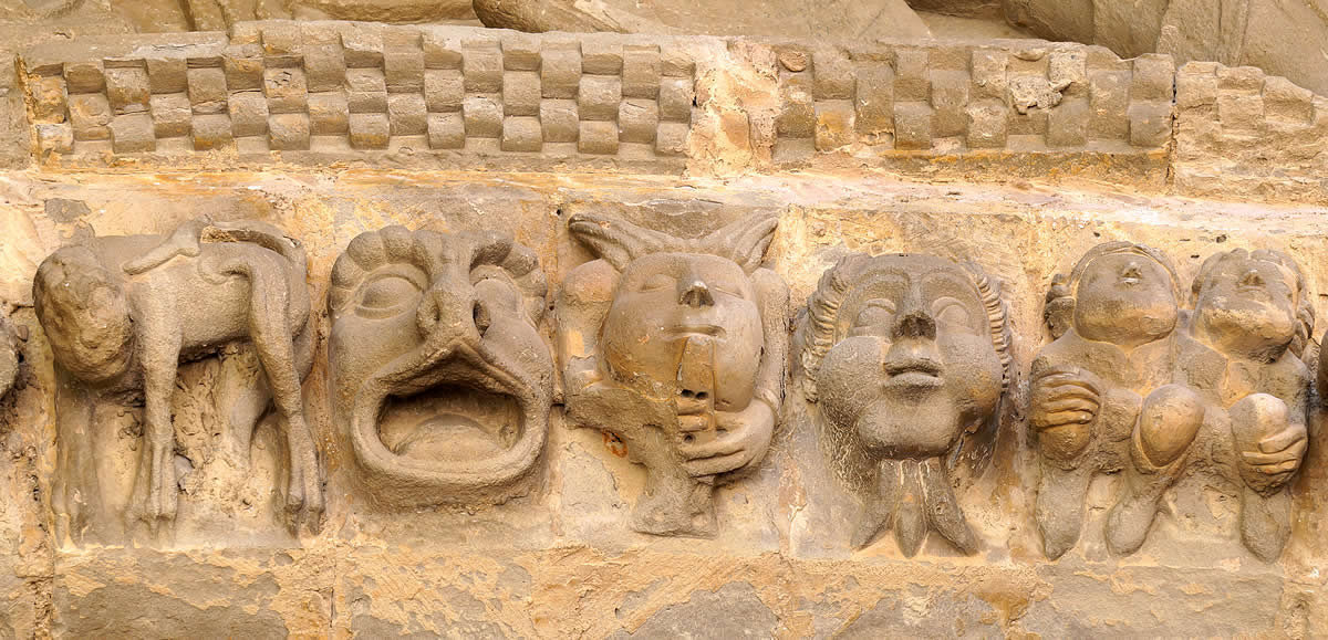 Escultura rom&aacute;nica en una arquivolta de la Porta Speciosa