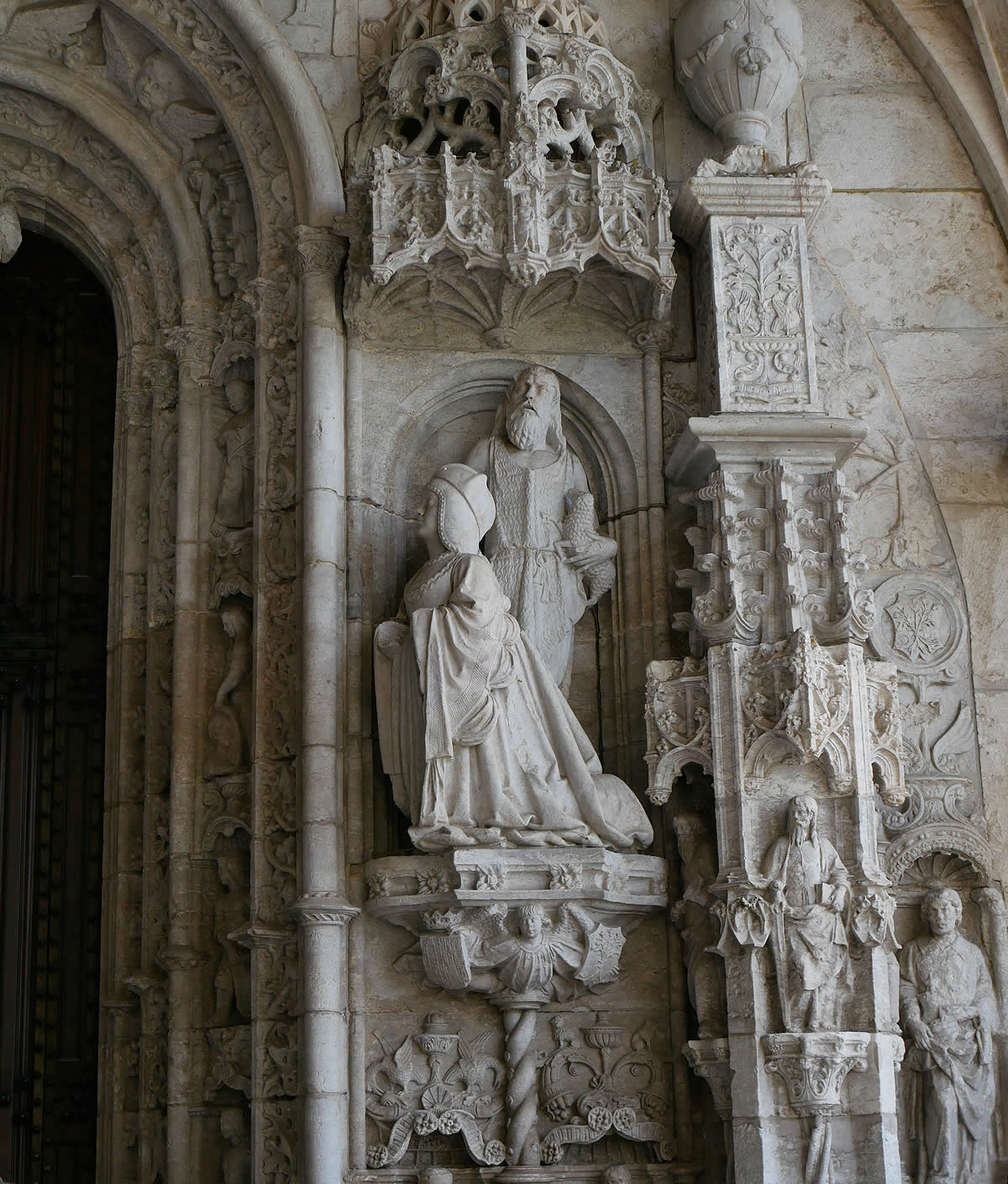 Esculturas del lado derecho de la portada occidentaL. la reina Mar&iacute;a y San Juan Bautista