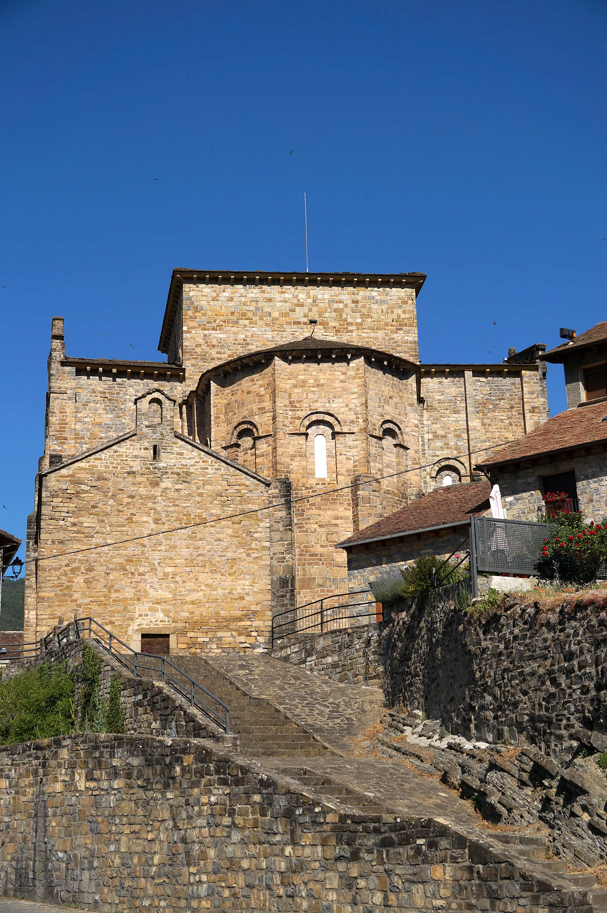 Vista este del monasterio de San Pedro de Siresa
