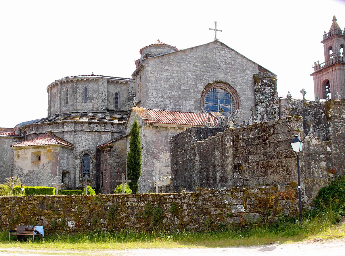 Exterior de la iglesia del Monasterio de Oseira desde el norte