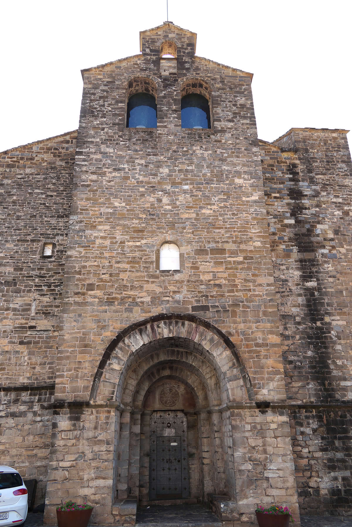 Fachada occidental de la iglesia