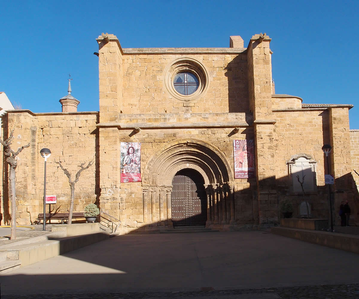 Fachada occidental de la iglesia