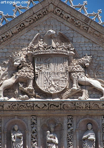 Escudo de los Reyes Cat&oacute;licos en la fachada