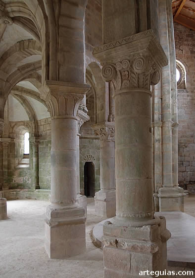 Monasterio de Carboeiro: girola de la iglesia