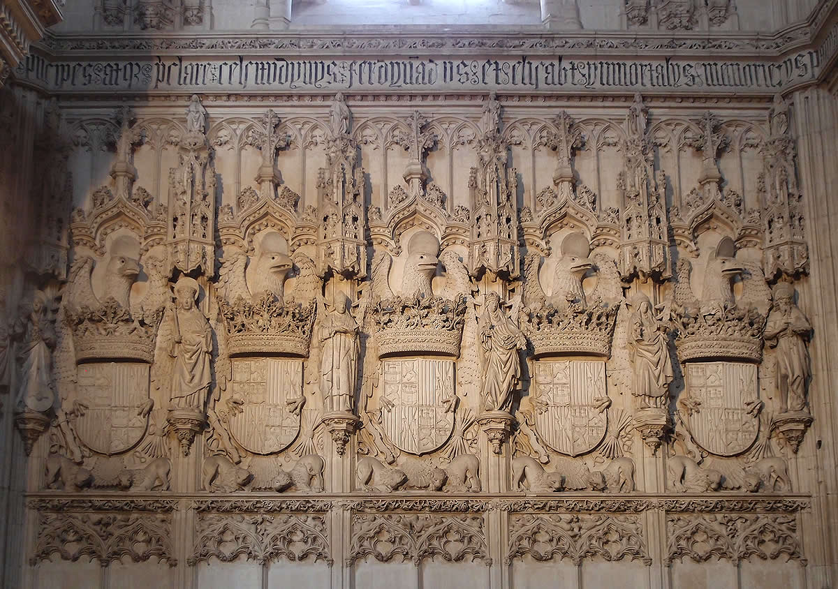 Varios escudos de her&aacute;dica de los Reyes Cat&oacute;licos