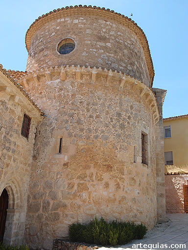 Exterior de la iglesia con el recrecimiento moderno