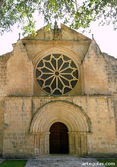 Monasterio de Santa Mar&iacute;a la Real de Sacramenia: fachada occidental de la iglesia con su puerta y el roset&oacute;n