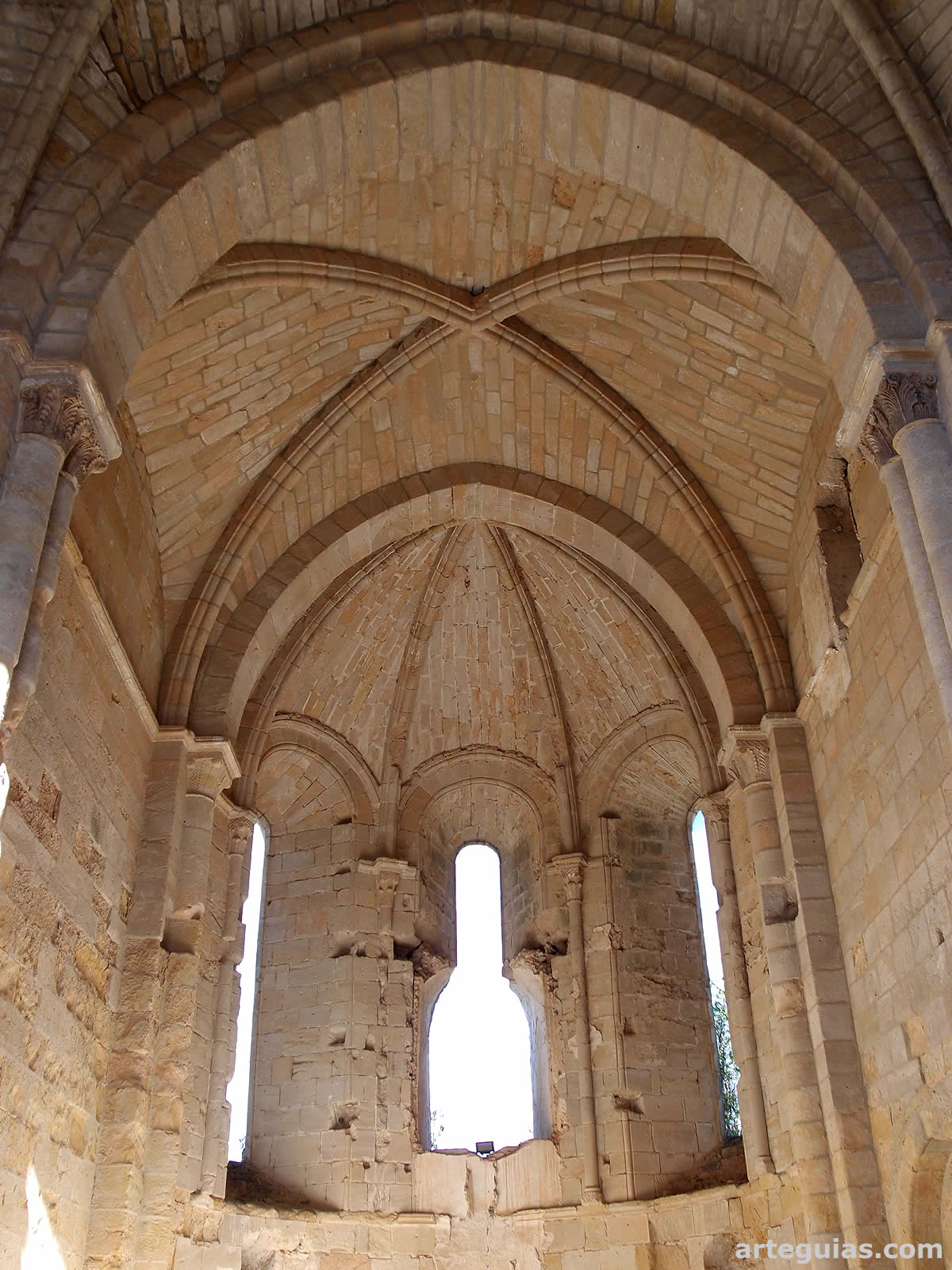 Interior del ábside central de la iglesia monástica