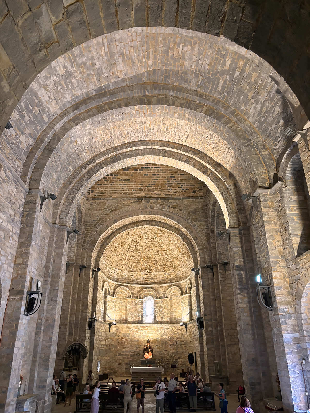 Interior de la iglesia de San Pedro de Siresa