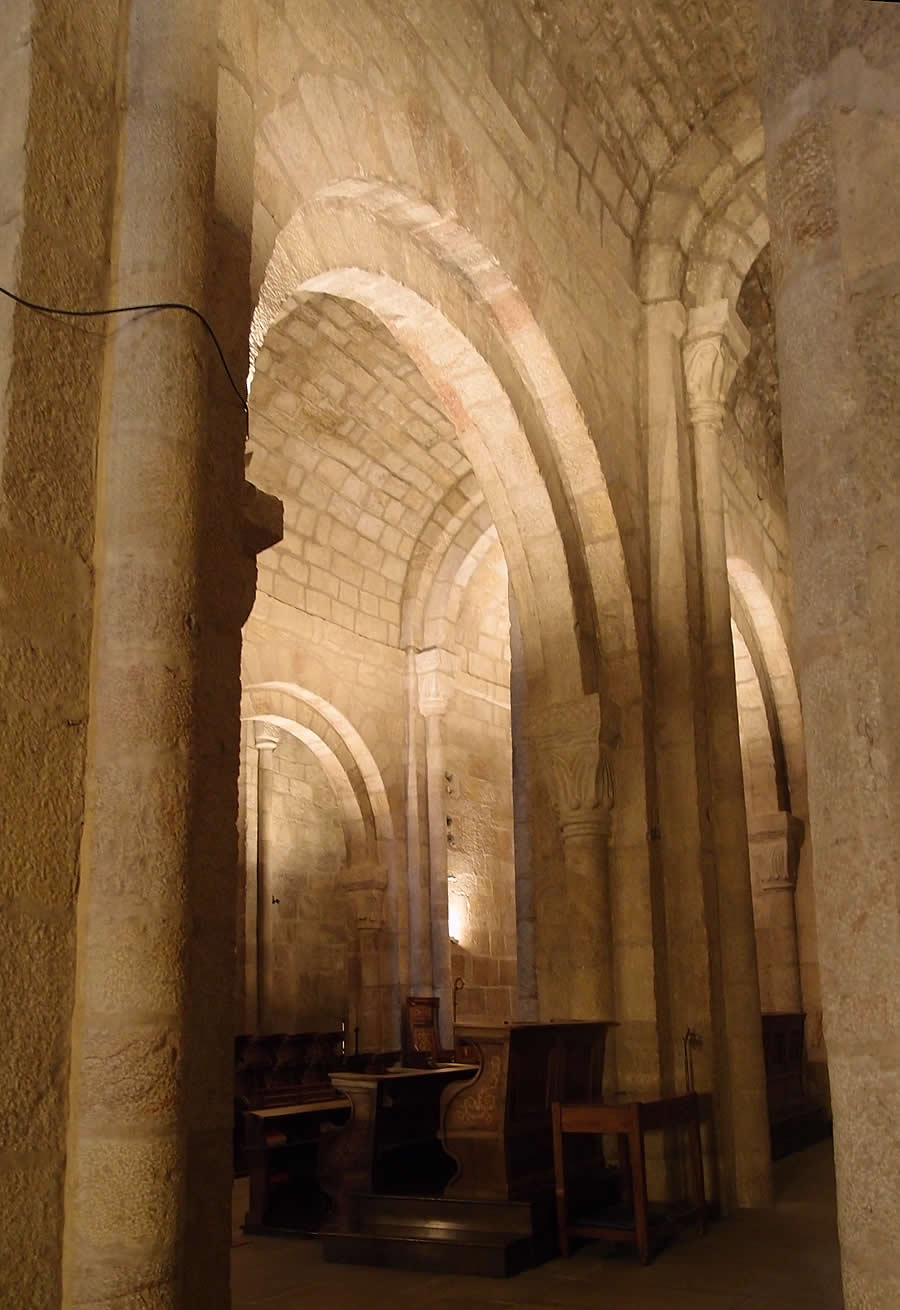 Interior rom&aacute;nico de la iglesia monacal
