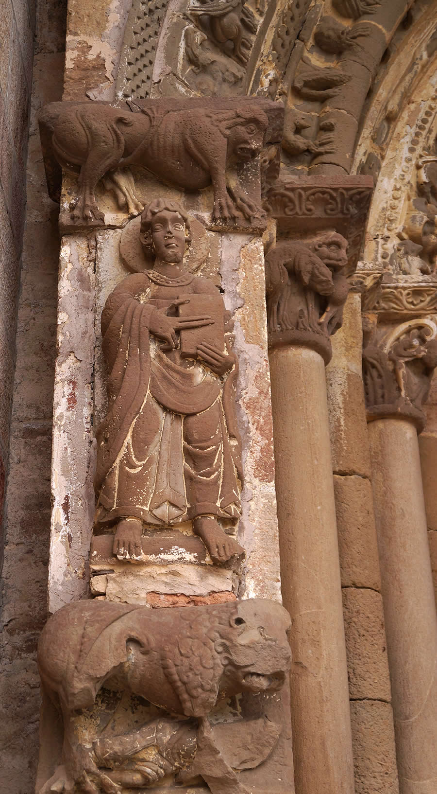 Leones y un ap&oacute;stol &iquest;San Juan? en la Porta Speciosa de Leyre