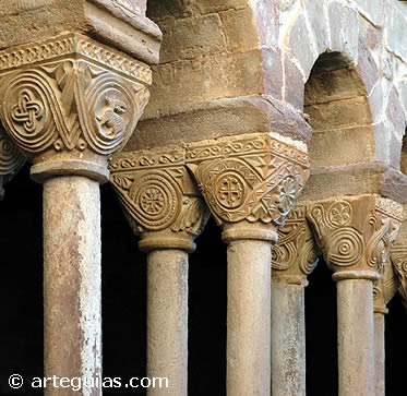 Capiteles del claustro. Monasterio de Santa Mar&iacute;a de L'Estany