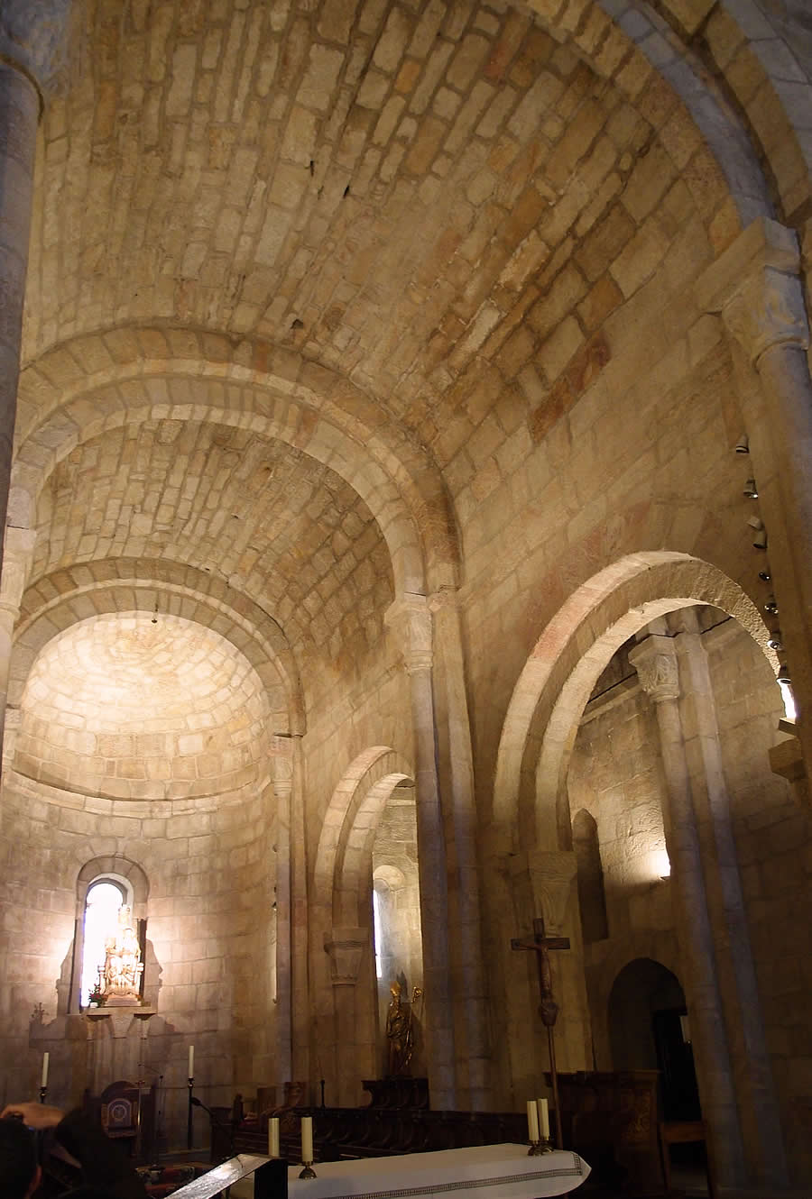 B&oacute;vedas de medio ca&ntilde;&oacute;n en la iglesia rom&aacute;nica abacial