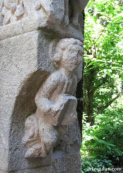 Mocheta de la puerta de acceso a la iglesia