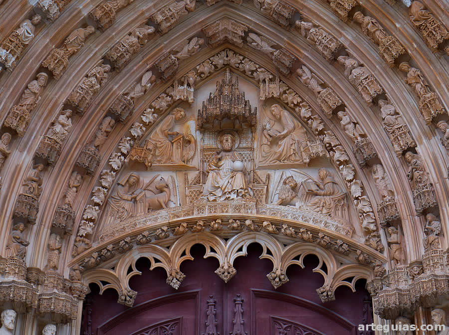 T&iacute;mpano de la portada principal de la iglesia mon&aacute;stica