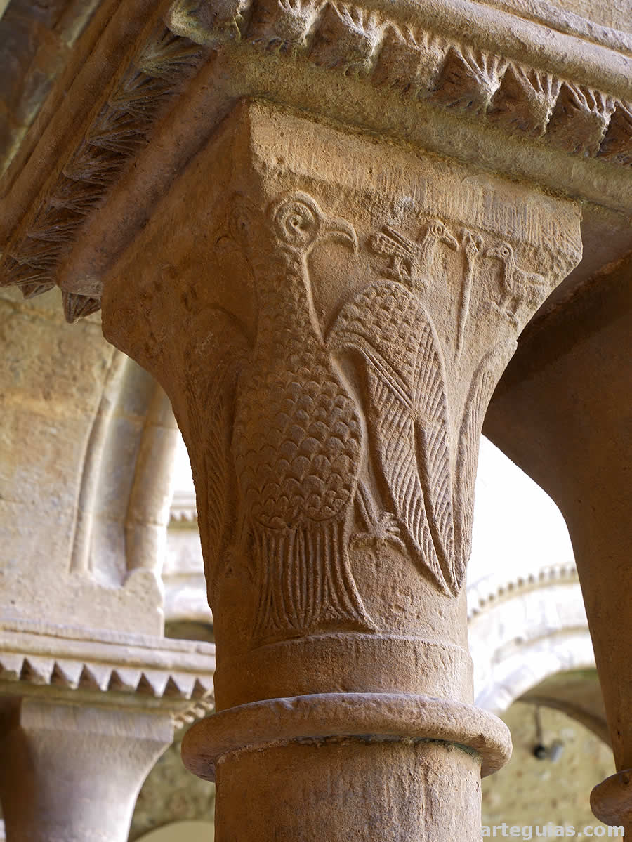 Capitel del claustro con aves