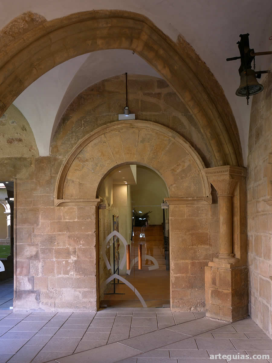 Puerta rom&aacute;nica muy sencilla desde el claustro