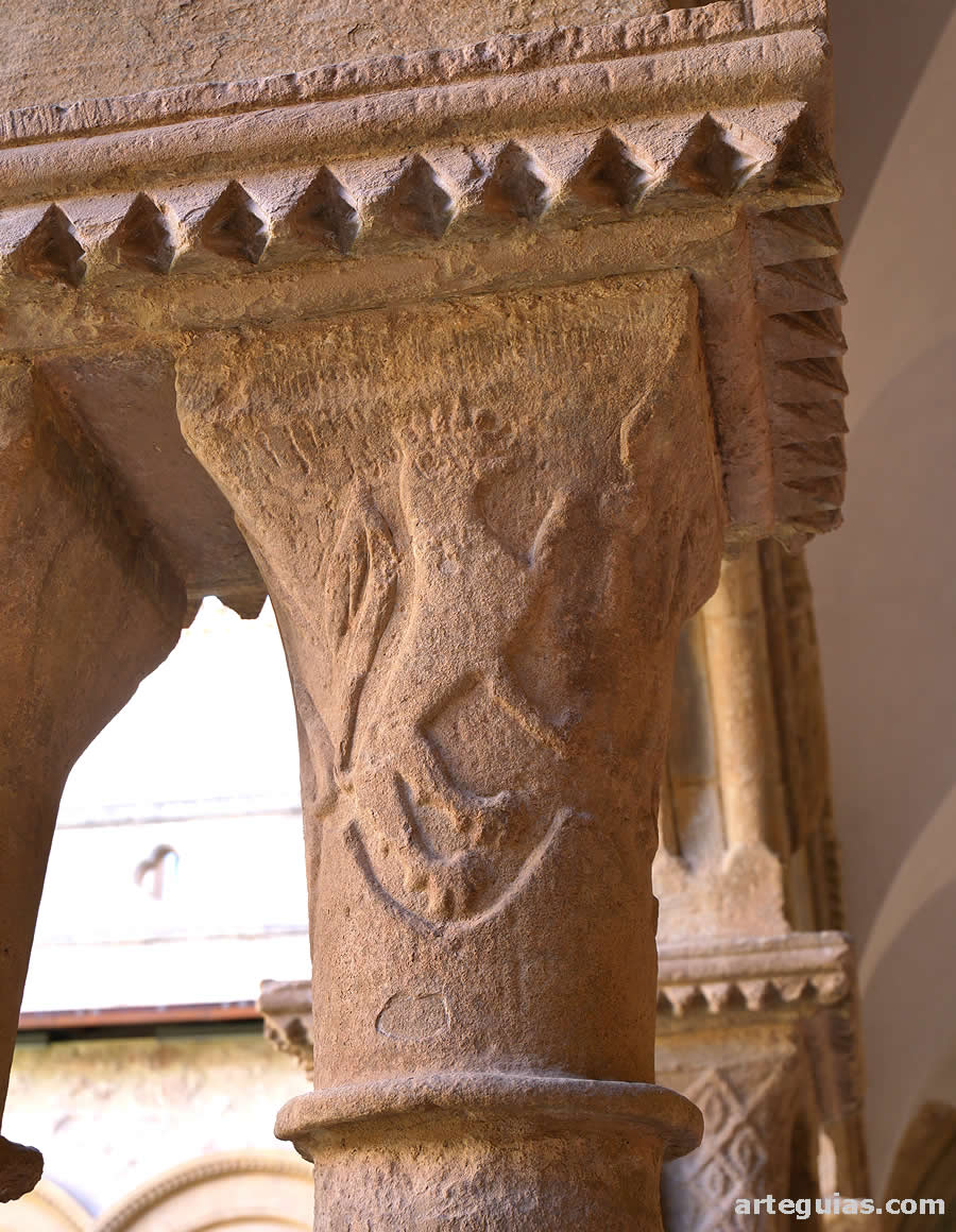 Capitel con un le&oacute;n