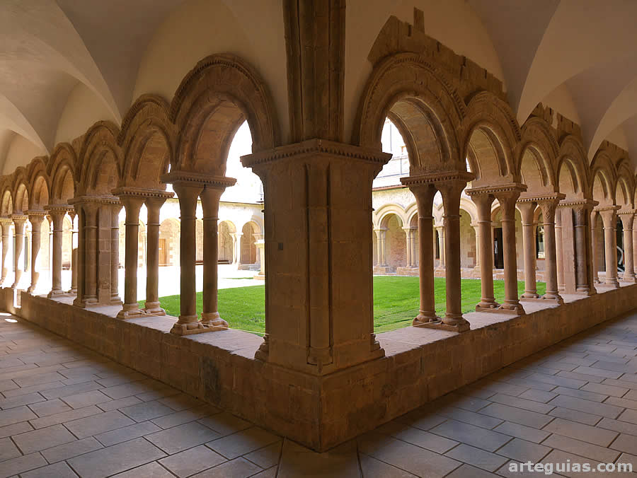 El claustro rom&aacute;nico