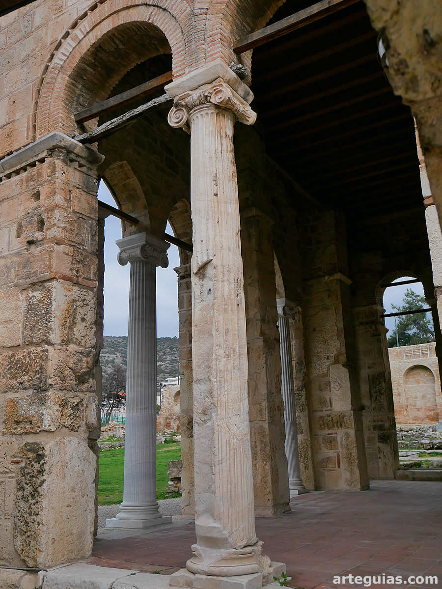 Columa j&oacute;nica aprovechada para en n&aacute;rtex de Dafni