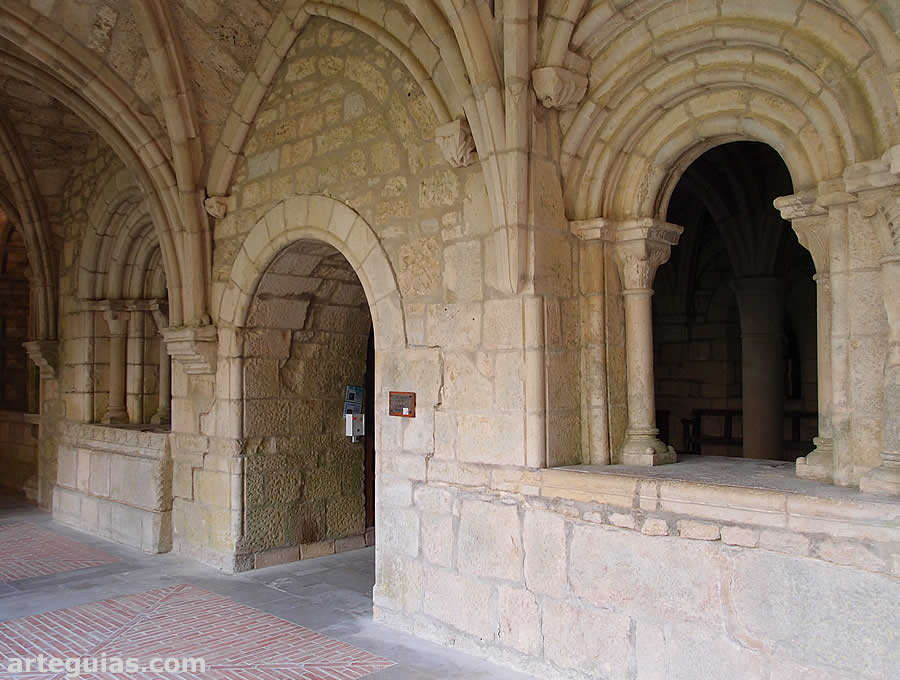 Acceso a la sala capitular desde el claustro