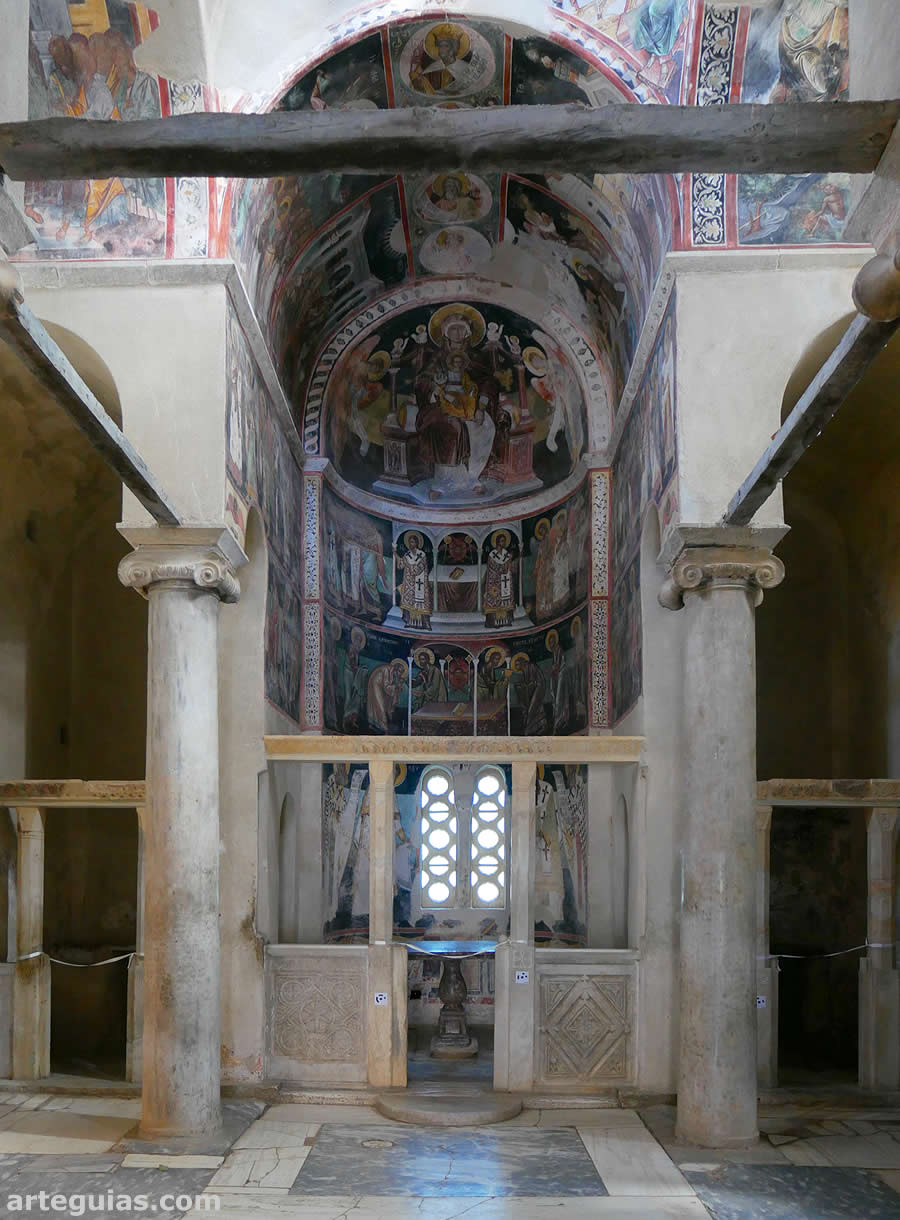 Interior de la iglesia del monasterio ateniense de Kaisariani