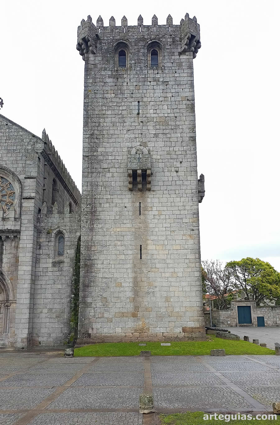El campanario fortificado de Le&ccedil;a do Balio