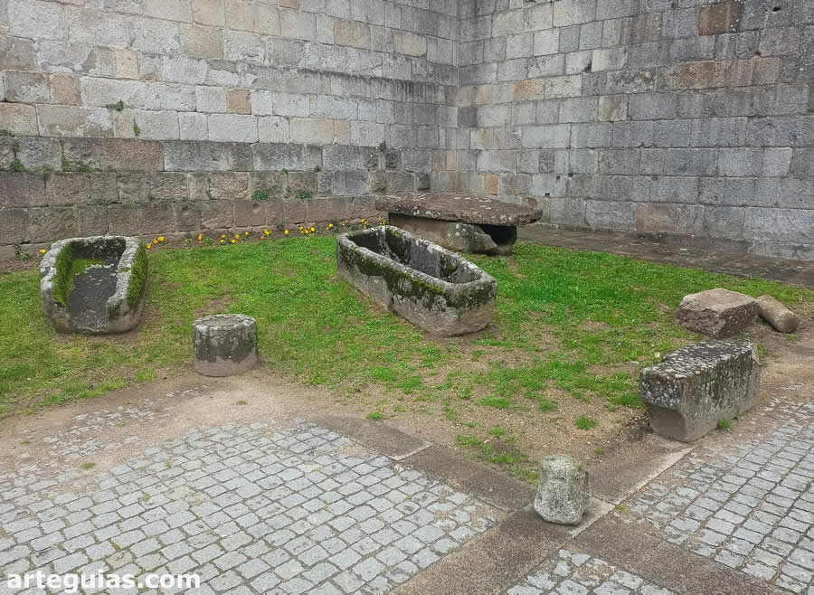 Restos de tumbas junto a la iglesia del monasterio