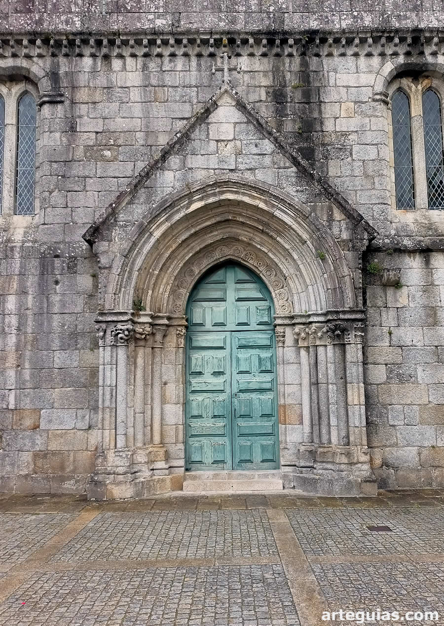 Monasterio de Le&ccedil;a do Balio: puerta lateral meridional