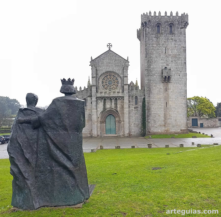 El monasterio y la estatua de Fernando I con Leonor T&eacute;llez de Meneses.