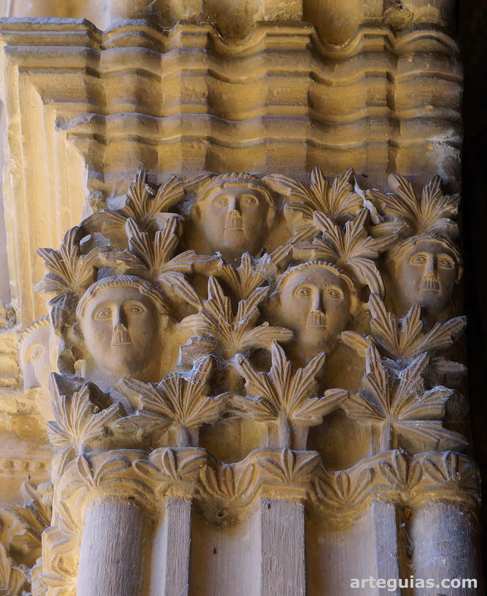 Detalle de la jamba interior de la puerta principal de la iglesia monasterial de La Oliva, Navarra