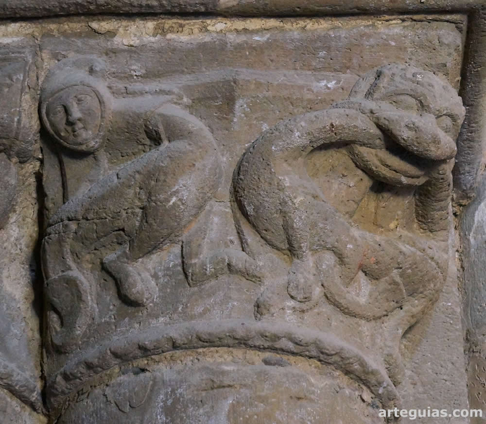 Capitel conarp&iacute;a y dragones