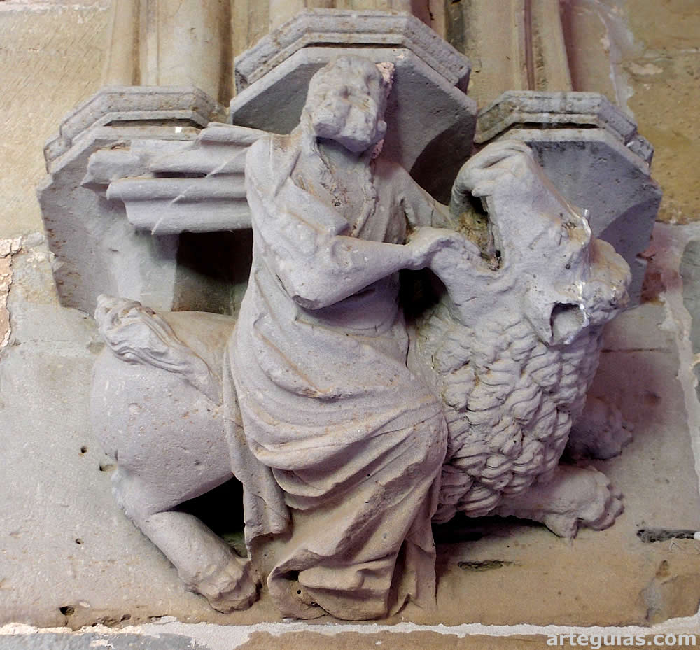 Mensula del claustro con un relieve de Sansón desquijarando al león de Timná