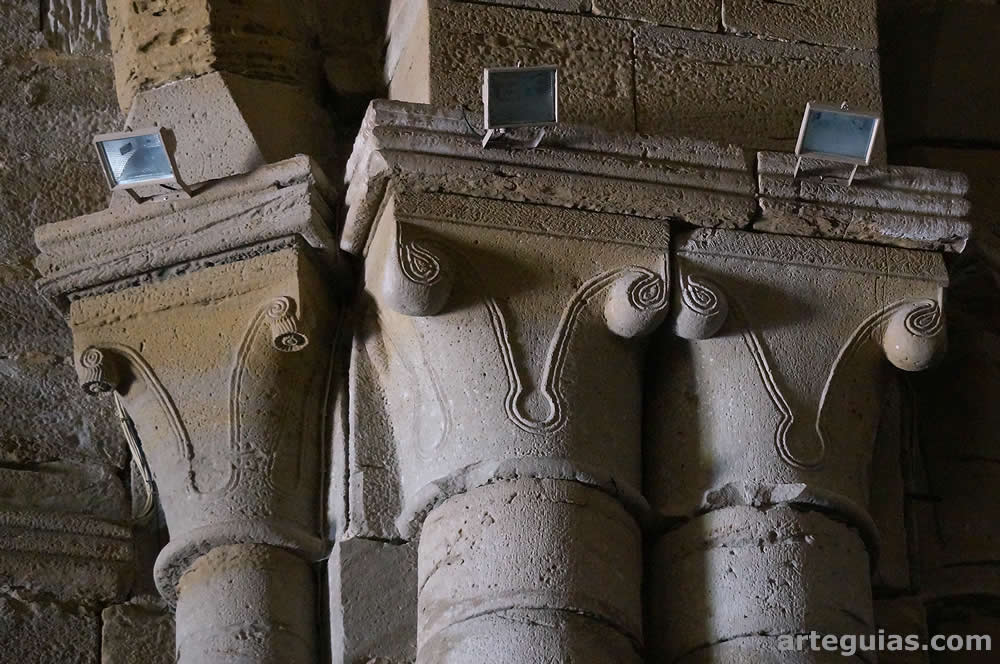 Capiteles anic&oacute;nicos cistercienses de la iglesia del monasterio de La Oliva