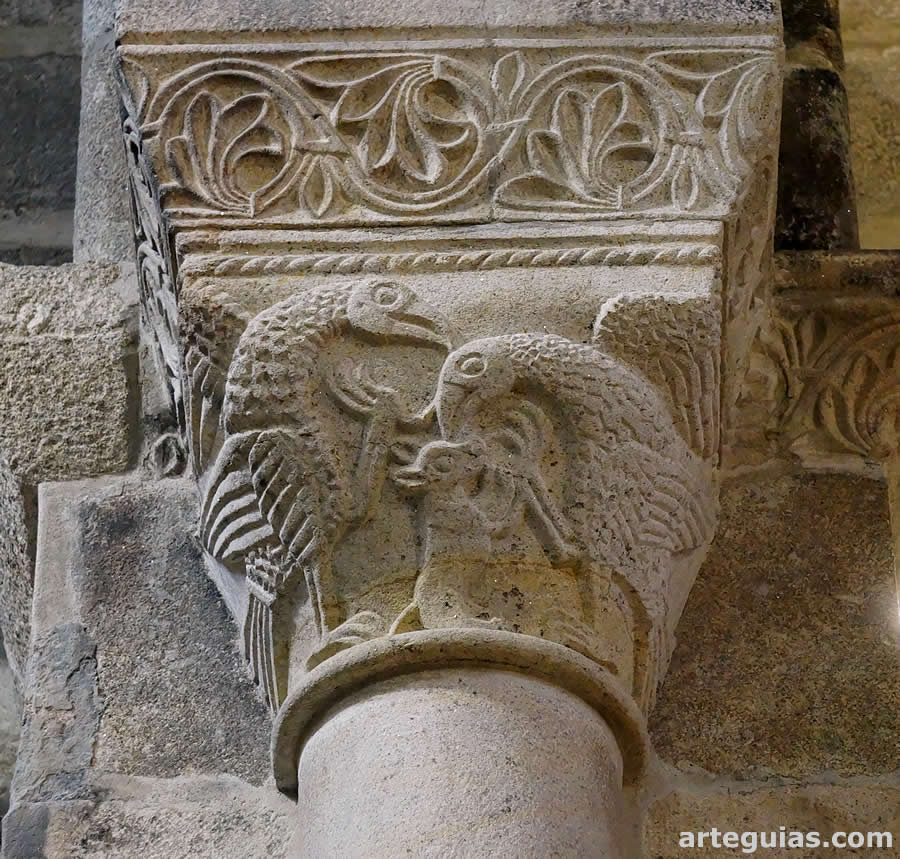 Capiteles de aves y un peque&ntilde;o cuadr&uacute;pedos