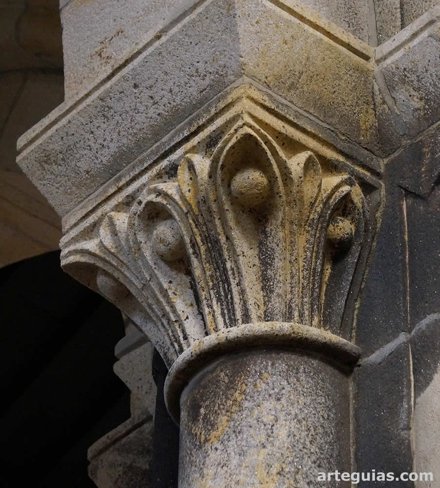 Iglesia del Monasterio de Pa&ccedil;o de Sousa: capitel interior