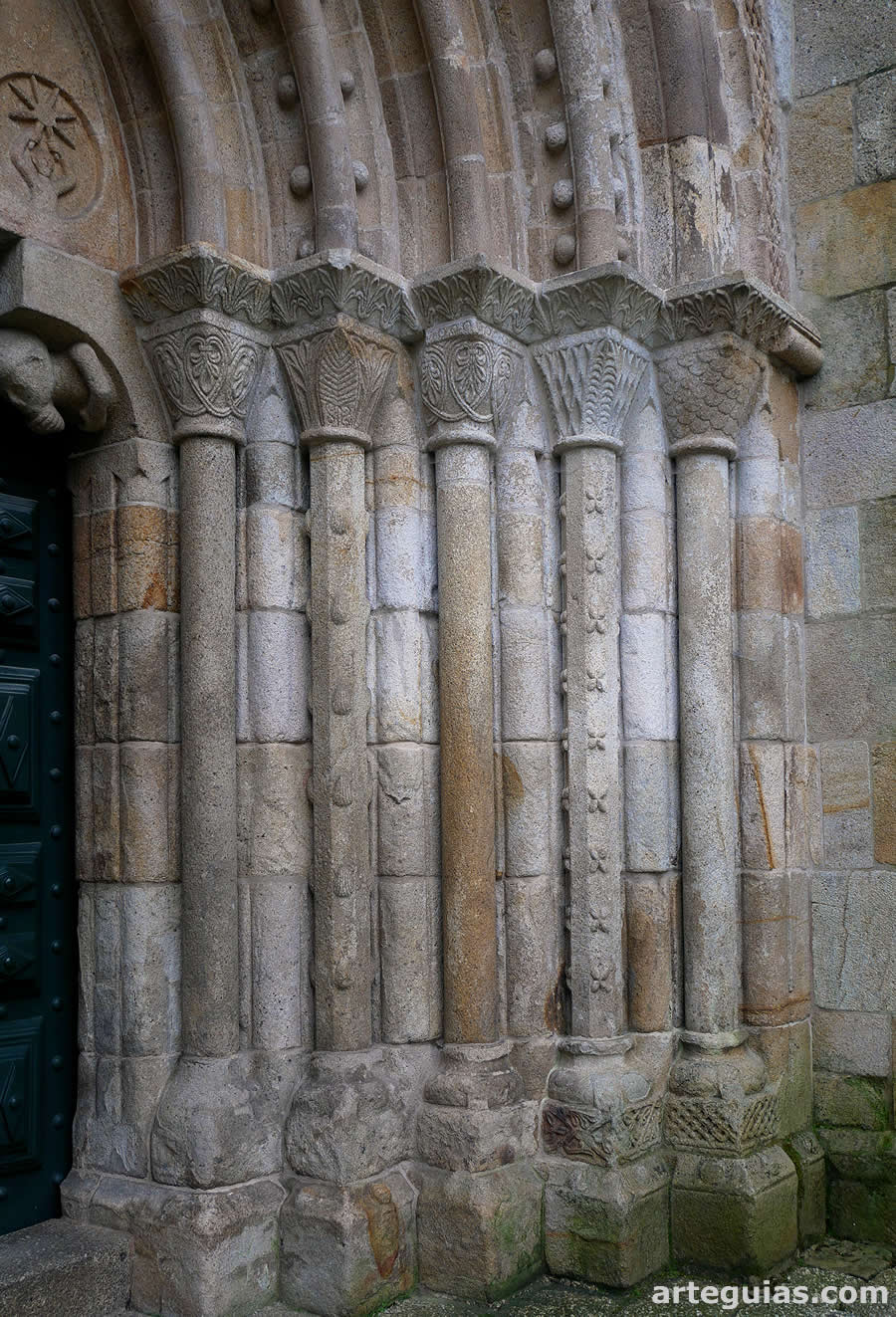 Monasterio de Pa&ccedil;o de Sousa: columnas de la portada rom&aacute;nica