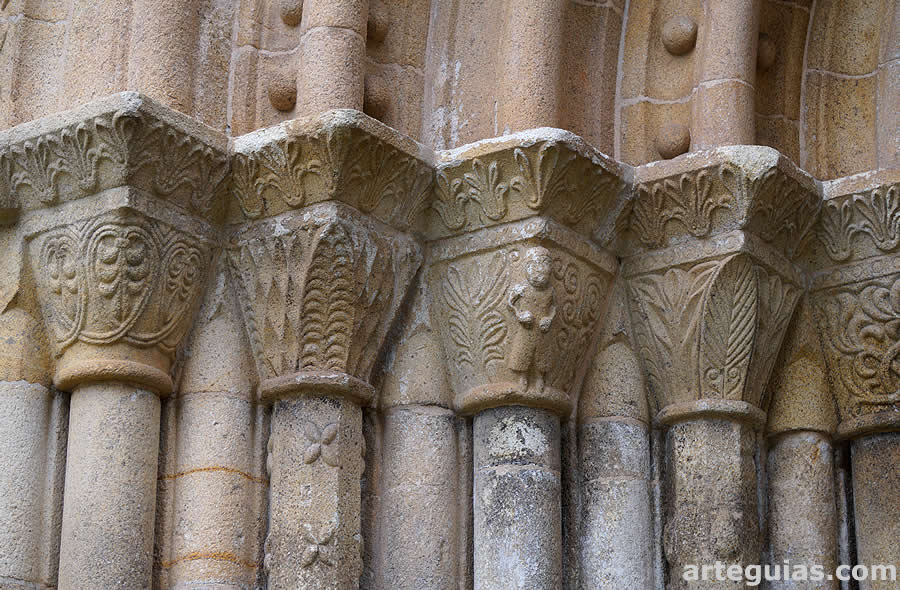 Capiteles esculpidos a bajorrelieve de la puerta