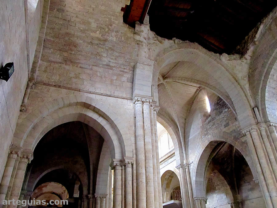 Naves y espacio derrumbado de la bóveda cubierto ahora con techo de madera