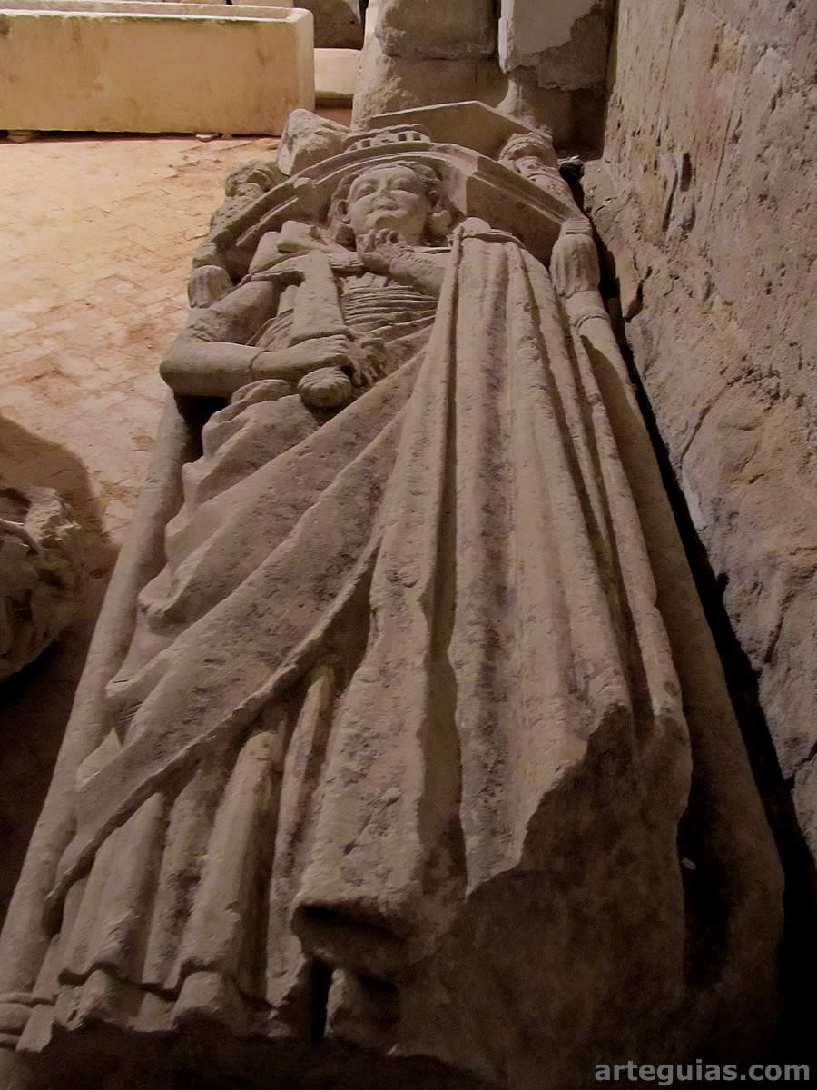 Uno de los sarcófagos medievales que se conservan en el interior de la iglesia