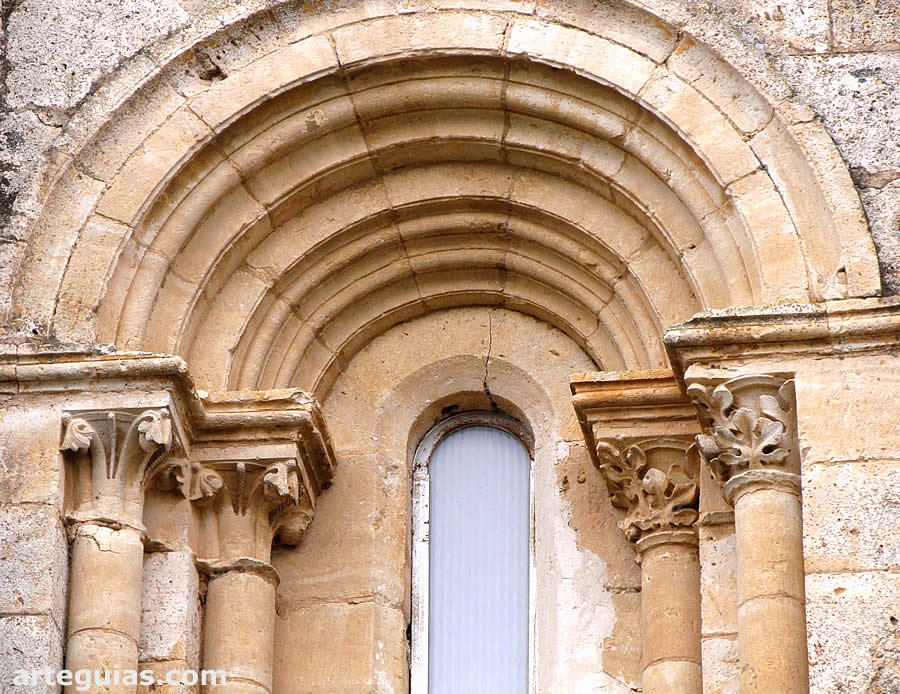 Ventanal románico de uno de los ábsides