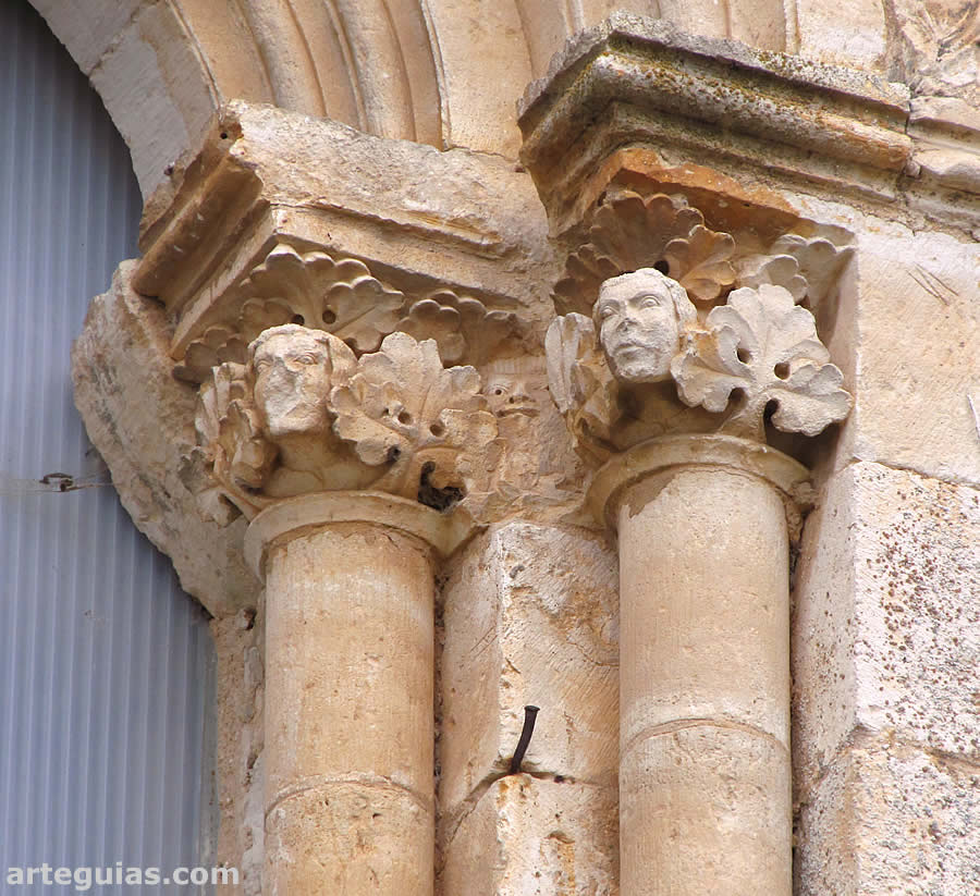 Capiteles figurados contrarios al Císter