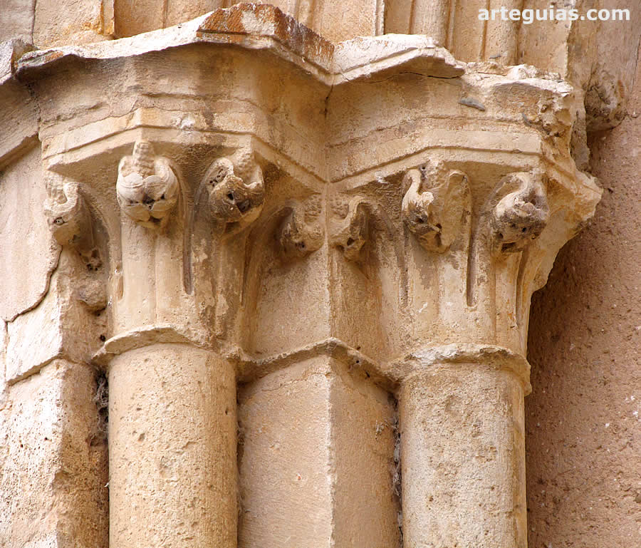 Capiteles de un ventanal románico exterior